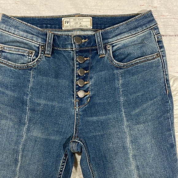 Free People Cropped Button Fly Front Slit Frayed Hem Denim Jeans - Picture 10 of 11